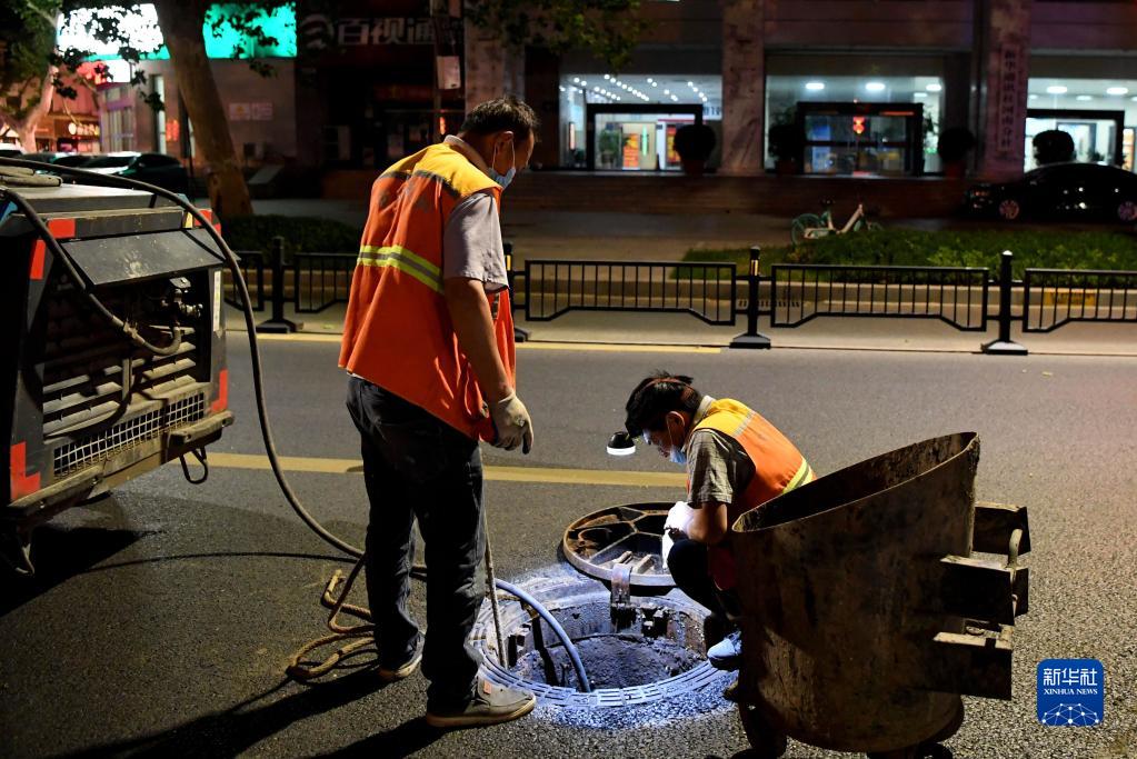 郑州：市政工人夜间工作忙