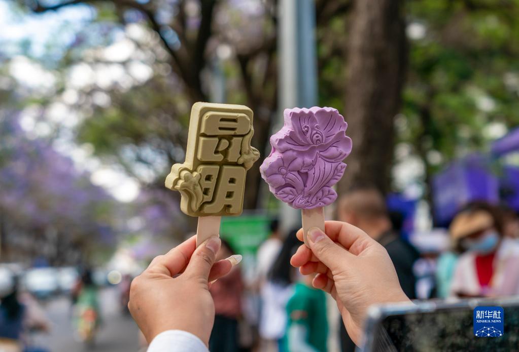 蓝花楹绽放：春城昆明的“花式浪漫”