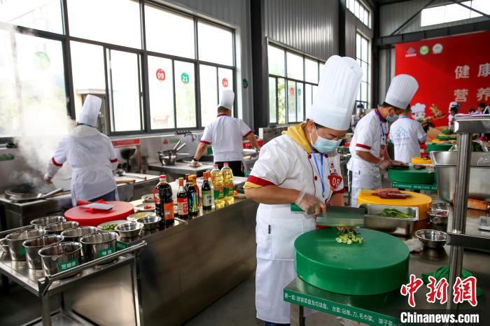 湖北襄阳举办学生营养带量食谱配餐大赛