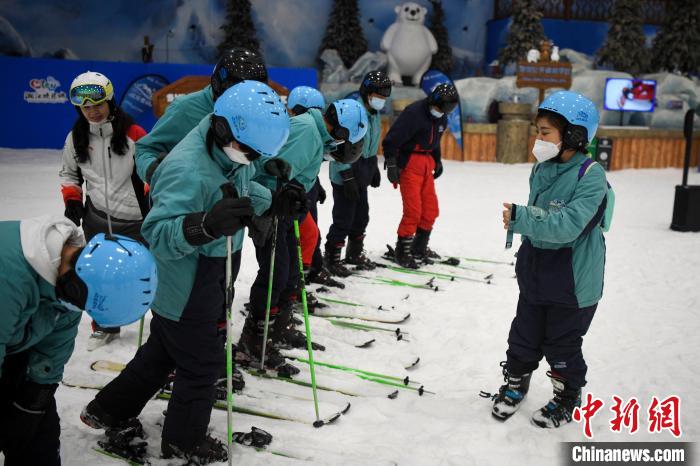 全国助残日 长沙听障学生感受冰雪运动