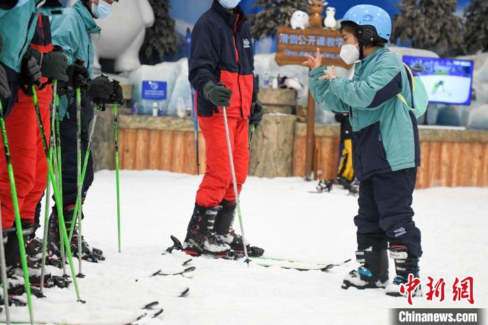 全国助残日 长沙听障学生感受冰雪运动