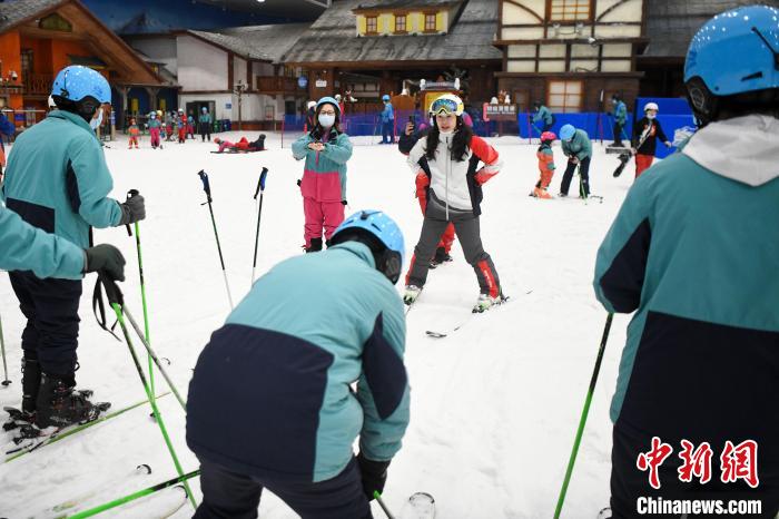 全国助残日 长沙听障学生感受冰雪运动