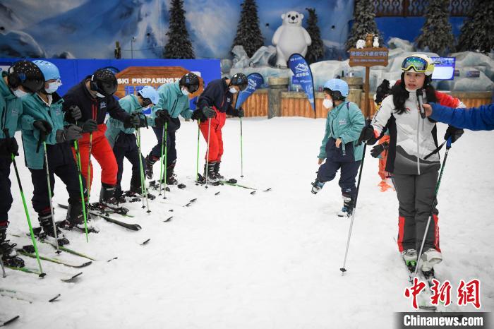 全国助残日 长沙听障学生感受冰雪运动