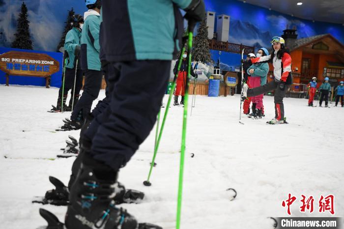 全国助残日 长沙听障学生感受冰雪运动