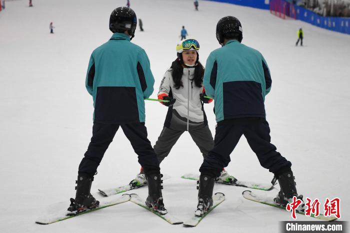 全国助残日 长沙听障学生感受冰雪运动