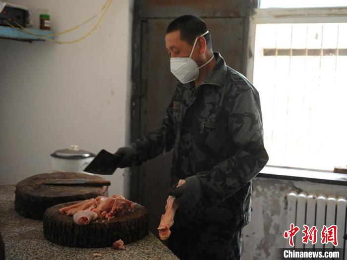 欧景芳每天都要精心为老虎准备食物，老虎的食量很大，光肉就要200多斤。　刘栋 摄