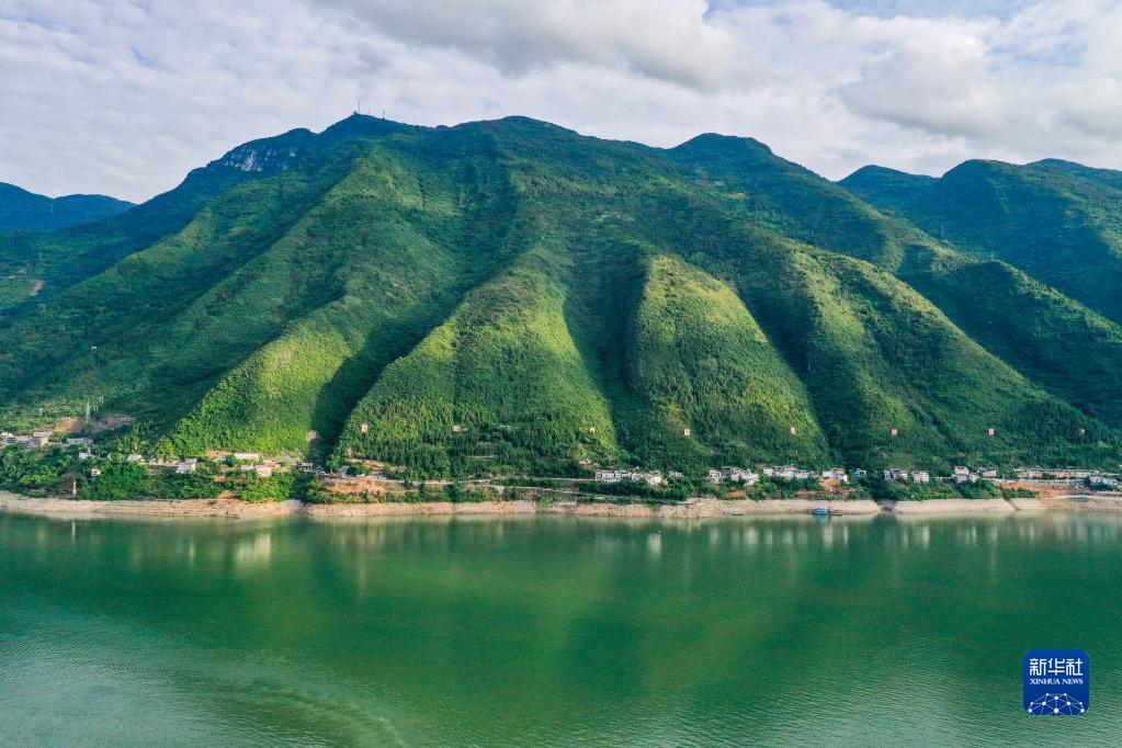 重庆：长江巫山段水清岸绿