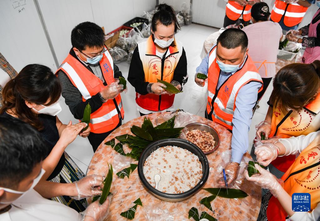 重庆：粽叶飘香进工地