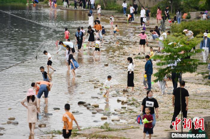 成都一人造沙滩景观成网红打卡点