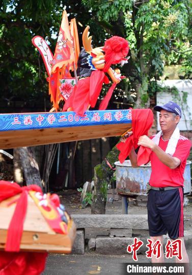 侨乡福州长乐：新龙舟下水迎端午