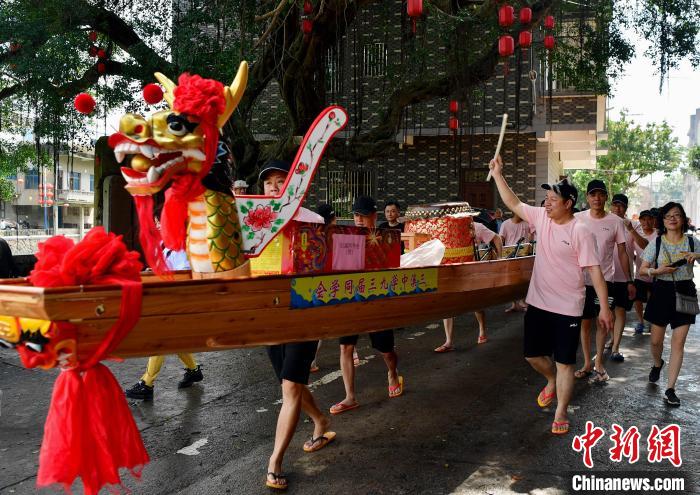 侨乡福州长乐：新龙舟下水迎端午