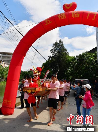 侨乡福州长乐：新龙舟下水迎端午