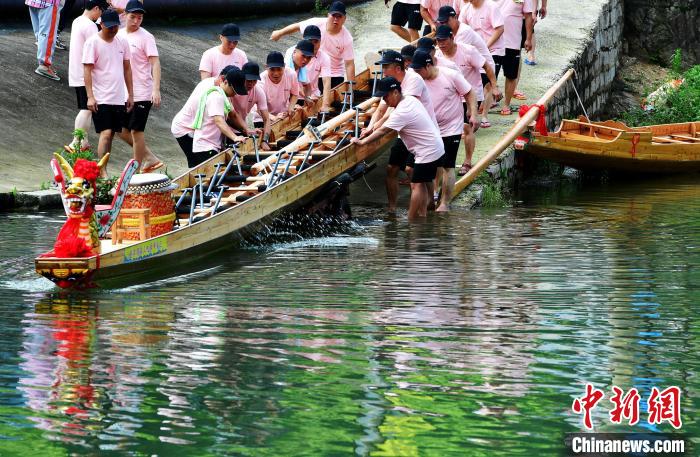 侨乡福州长乐：新龙舟下水迎端午