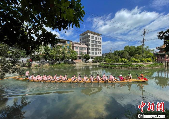 侨乡福州长乐：新龙舟下水迎端午