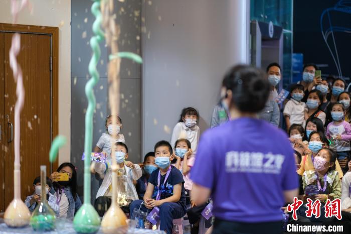 重庆科技馆上演“科学之夜” 带公众探索科学魅力