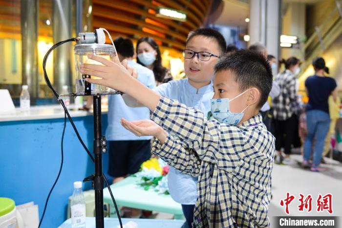 重庆科技馆上演“科学之夜” 带公众探索科学魅力
