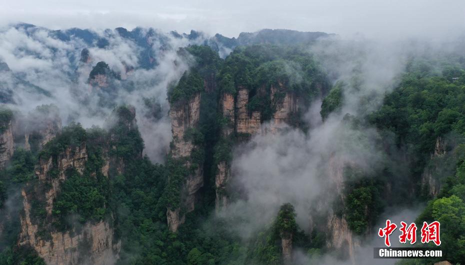 湖南张家界雨后云海弥漫