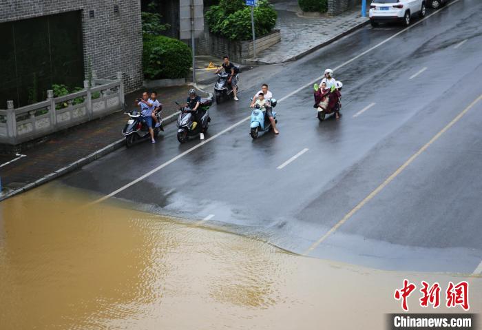 广西柳州遭遇今年以来最大洪水 沿江地段尽数被淹