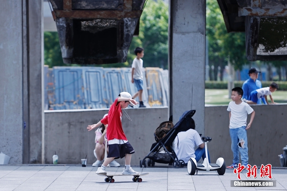 上海民众端午假期享受户外生活