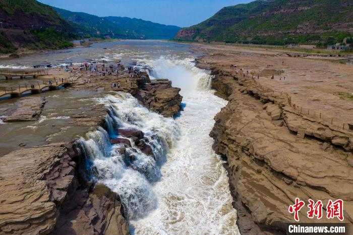 陕西黄河壶口瀑布“碧流飞瀑” 吸引游客