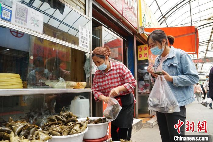 青海西宁：手工粽子受青睐