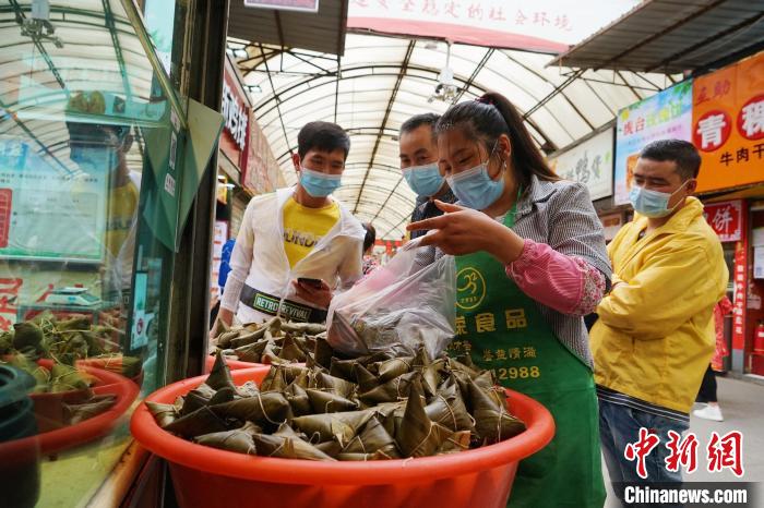 青海西宁：手工粽子受青睐