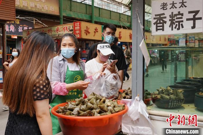 青海西宁：手工粽子受青睐