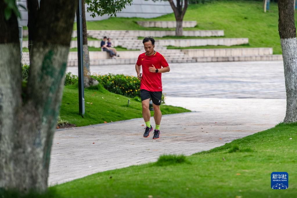 重庆：两江环碧 城绿景美