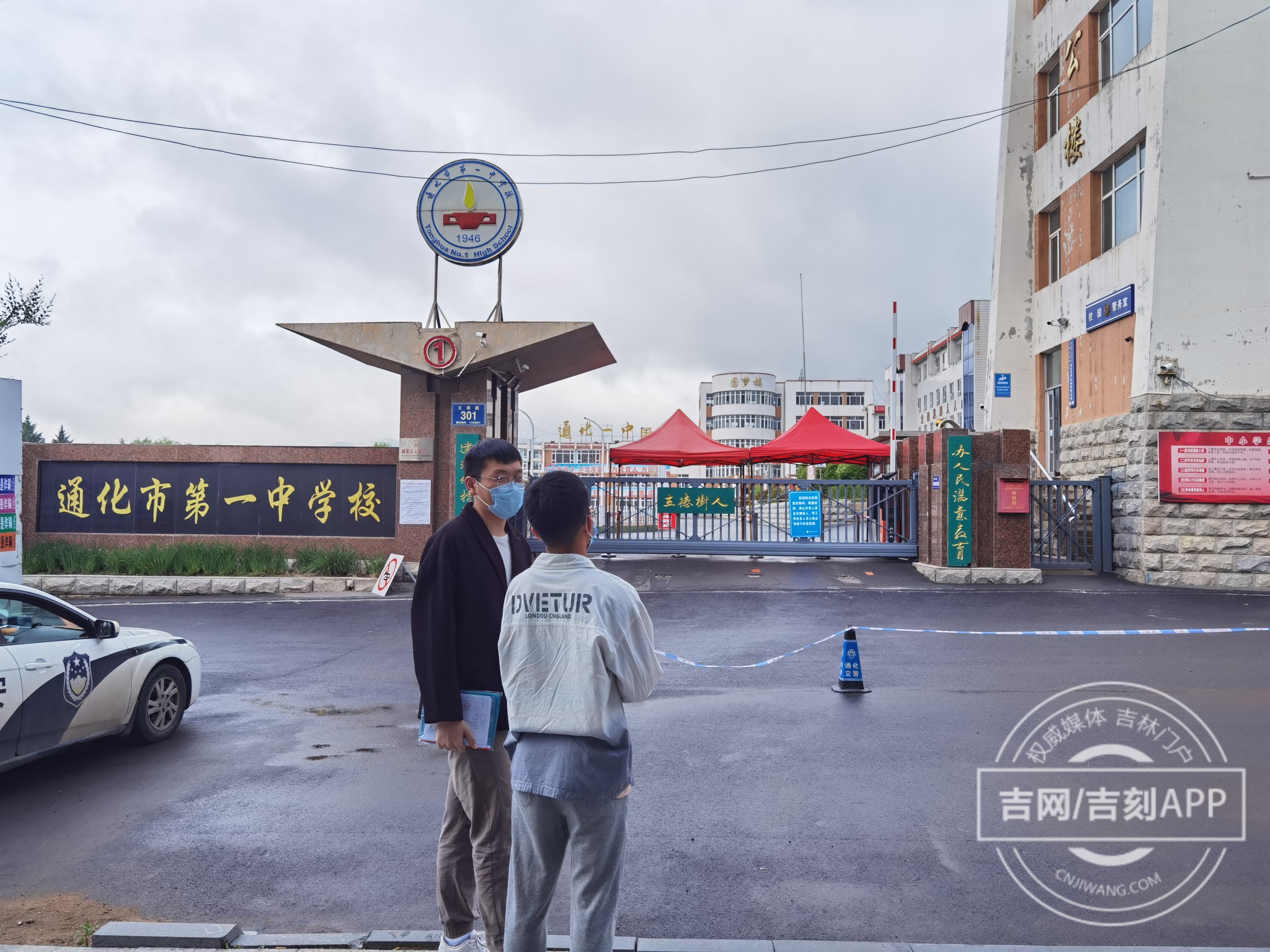 高考第二天，不少考生考点外“最后的冲刺”