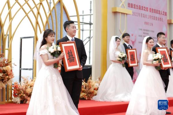 山东青岛：集体婚礼倡文明婚庆新风尚