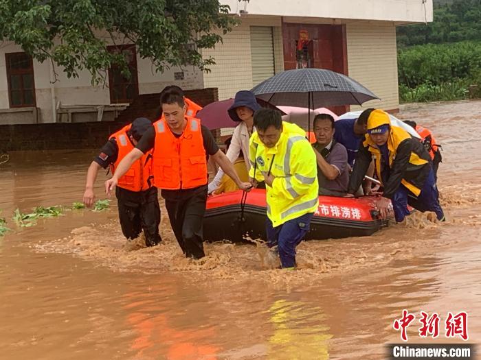 广东连平普降暴雨 已安全转移群众6823人