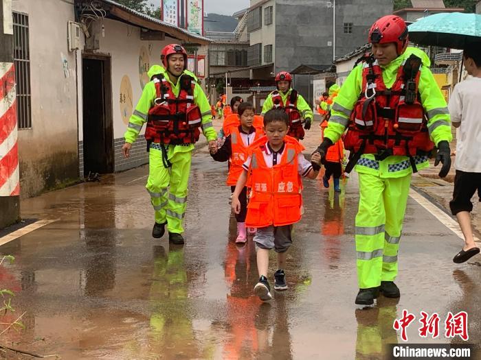 广东连平普降暴雨 已安全转移群众6823人