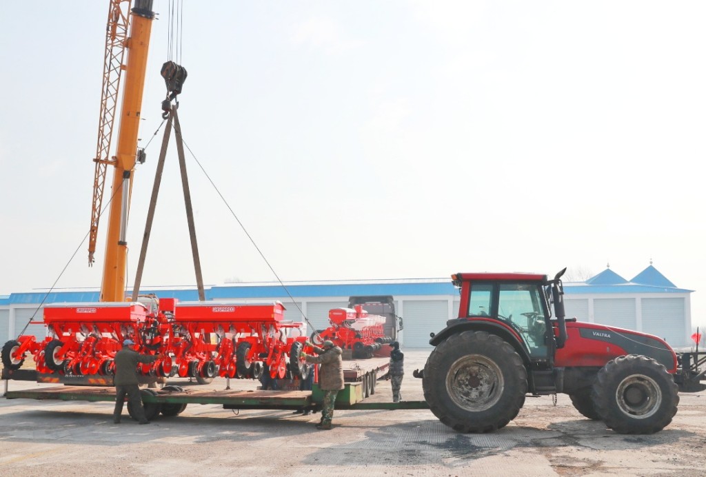 天上北斗导航+地上无人农机 !坐在家里“慧”种田 天上北斗导航+地上无人农机 !坐在家里“慧”种田