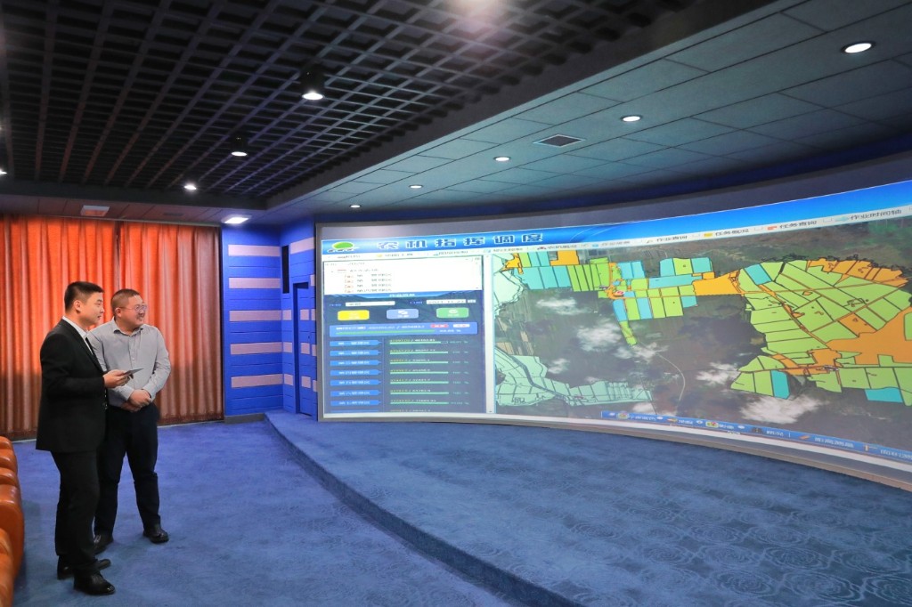 天上北斗导航+地上无人农机 !坐在家里“慧”种田 天上北斗导航+地上无人农机 !坐在家里“慧”种田