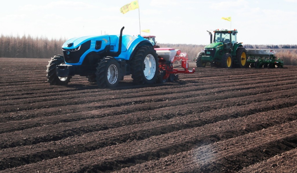 天上北斗导航+地上无人农机 ！坐在家里“慧”种田