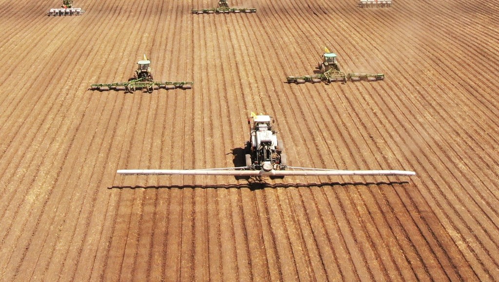 天上北斗导航+地上无人农机 ！坐在家里“慧”种田