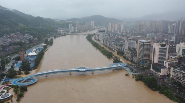 福建：受灾地区抢修道路清理农田