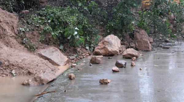 福建：受灾地区抢修道路清理农田