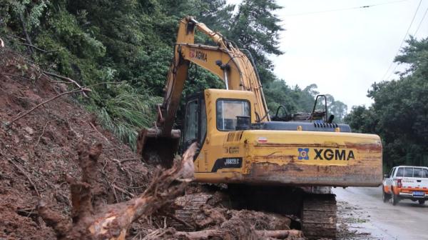 福建：受灾地区抢修道路清理农田