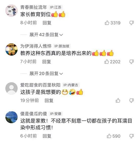 人间小美好！青岛一名小学生在公交上的暖心举动获网友点赞