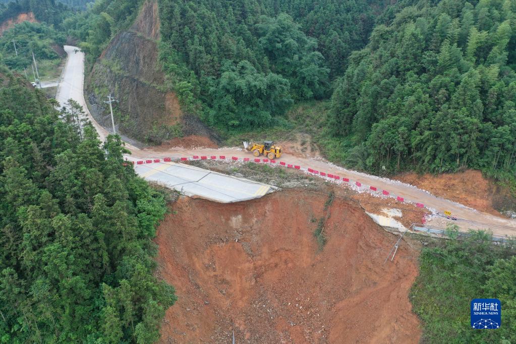 广西融水：抢通线路 修复设施