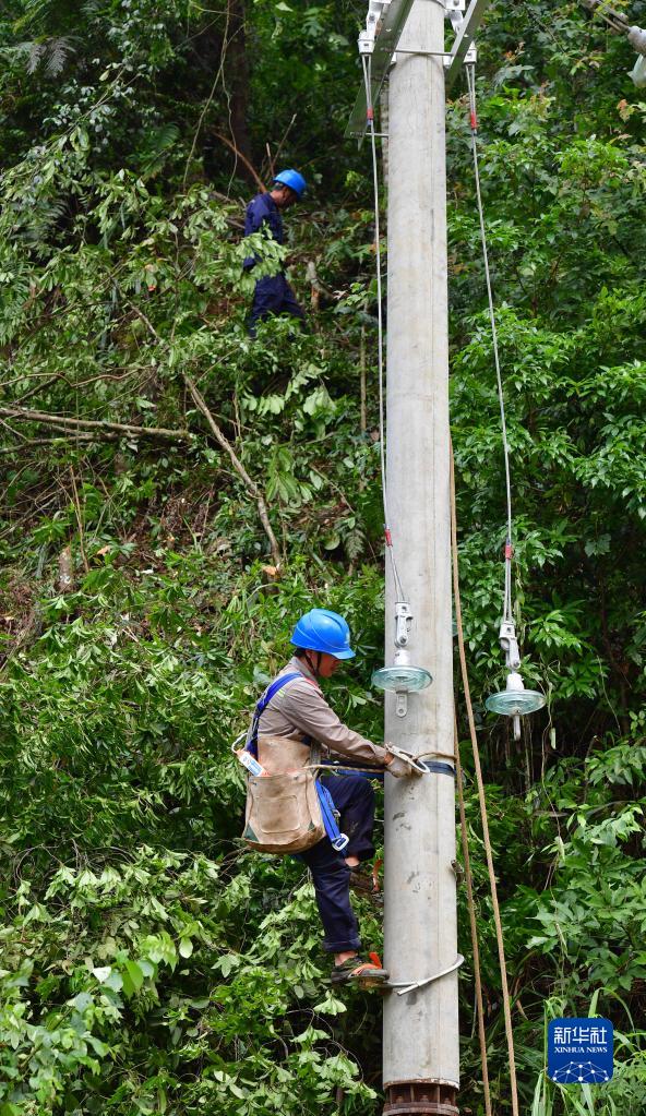 广西融水：抢通线路 修复设施