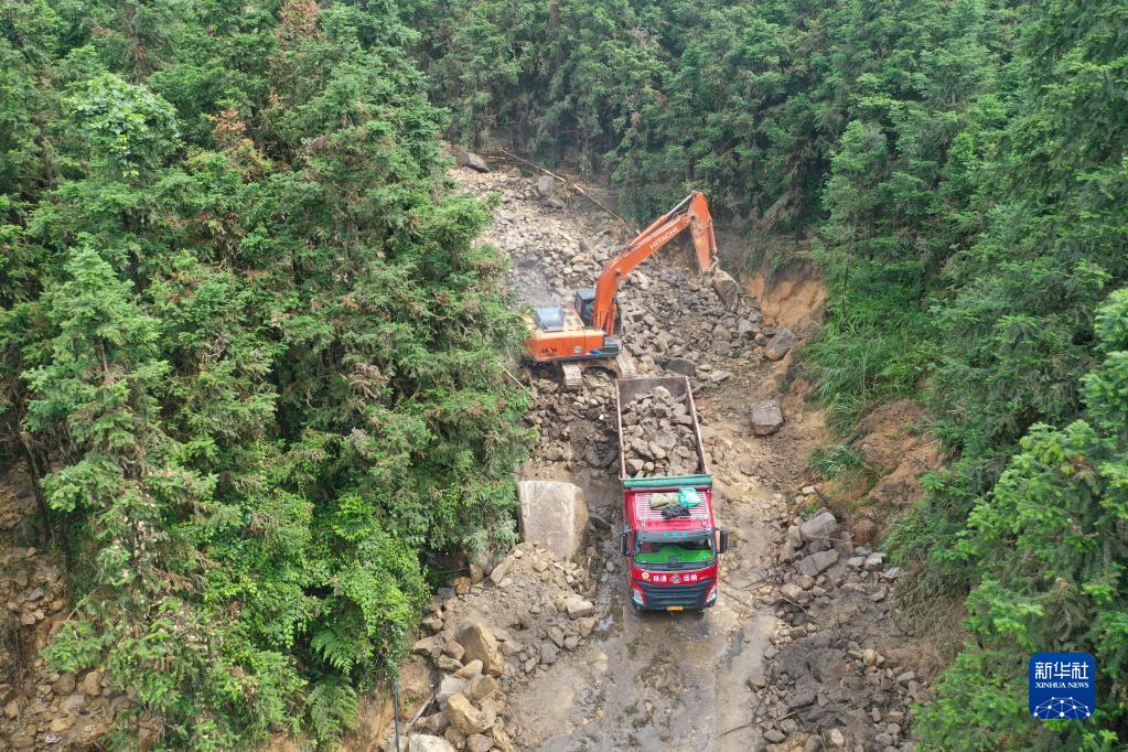 广西融水：抢通线路 修复设施