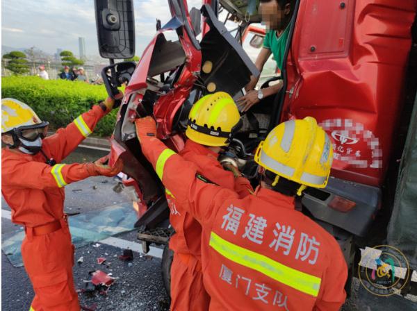 事发厦门！货车追尾洒水车，有人被困