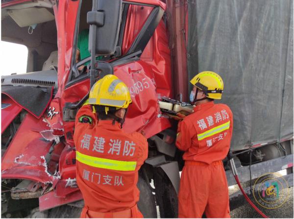 事发厦门！货车追尾洒水车，有人被困