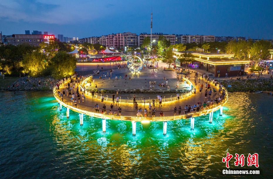 湖北襄阳：汉江夜景美 度夏好去处