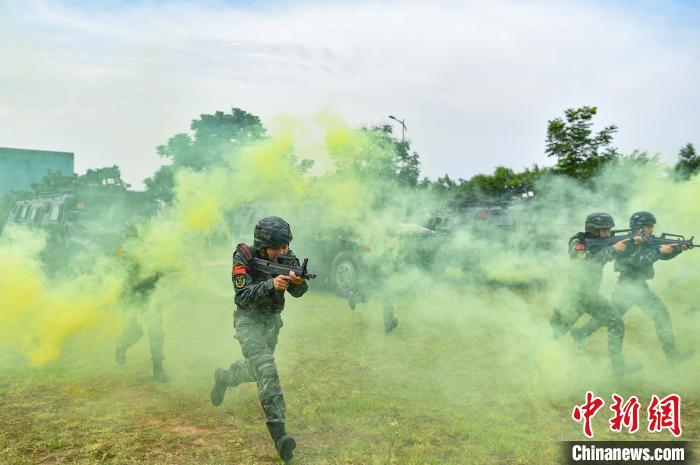 武警重庆总队举行授装仪式 新型战车入列