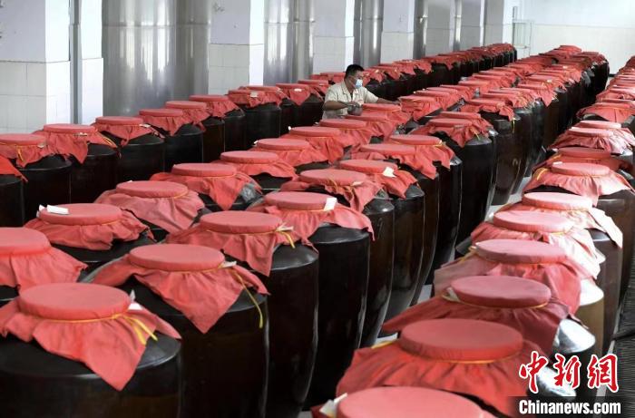 生产出的羊羔酒正在处于陈化贮存阶段。　李明发 摄