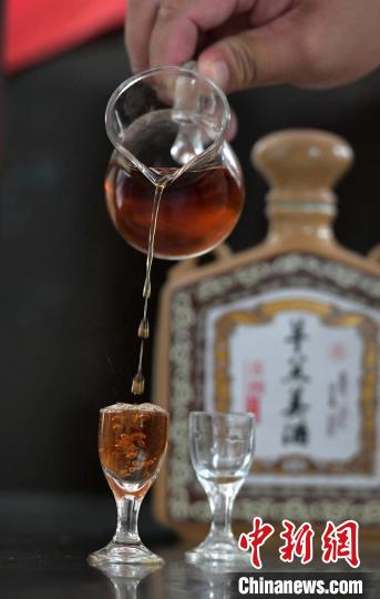 羊羔美酒呈现琥珀色泽，口感醇香。　李明发 摄