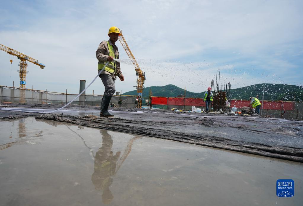 江苏南沿江铁路江阴站站房主体结构封顶